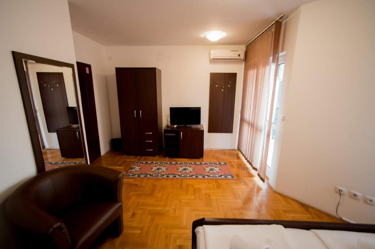 Hostel RoyalObrenovac  エクステリア 写真