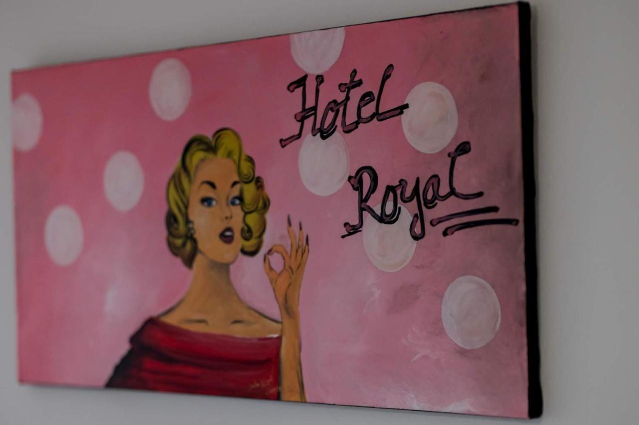 Hostel RoyalObrenovac  エクステリア 写真