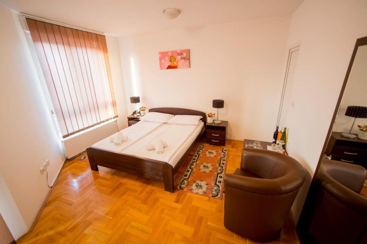 Hostel RoyalObrenovac  エクステリア 写真