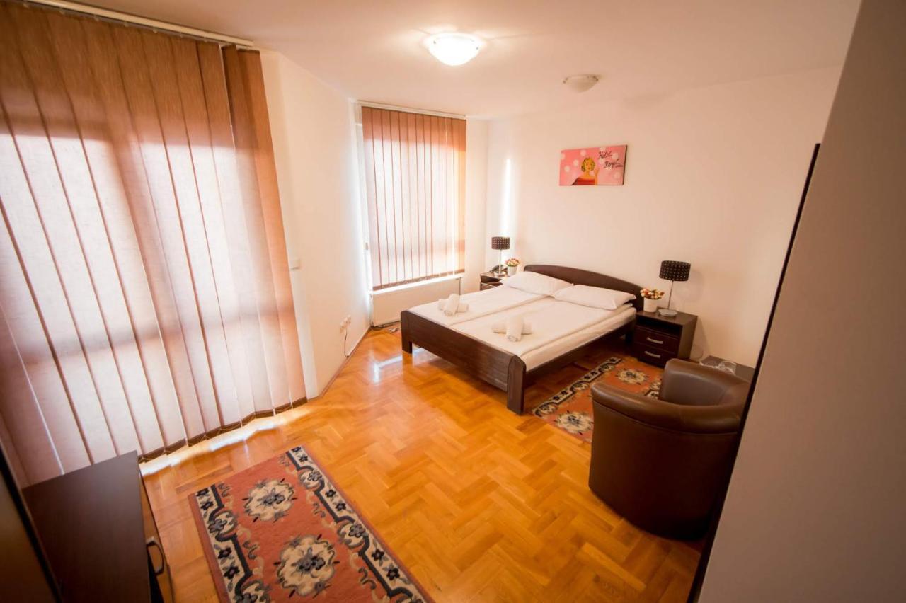 Hostel RoyalObrenovac  エクステリア 写真