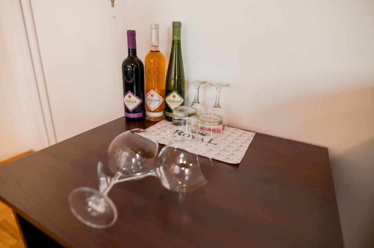 Hostel RoyalObrenovac  エクステリア 写真
