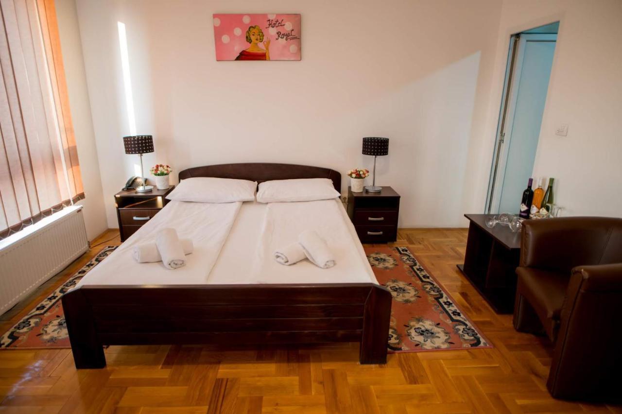 Hostel RoyalObrenovac  エクステリア 写真