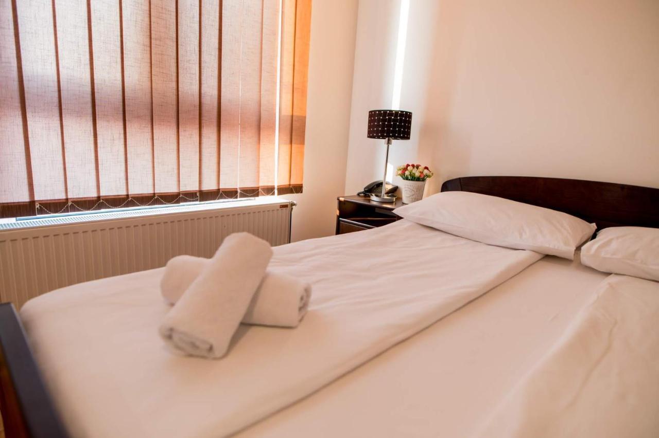 Hostel RoyalObrenovac  エクステリア 写真
