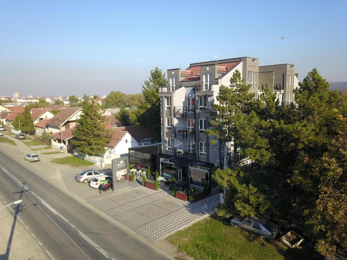 Hostel RoyalObrenovac  エクステリア 写真