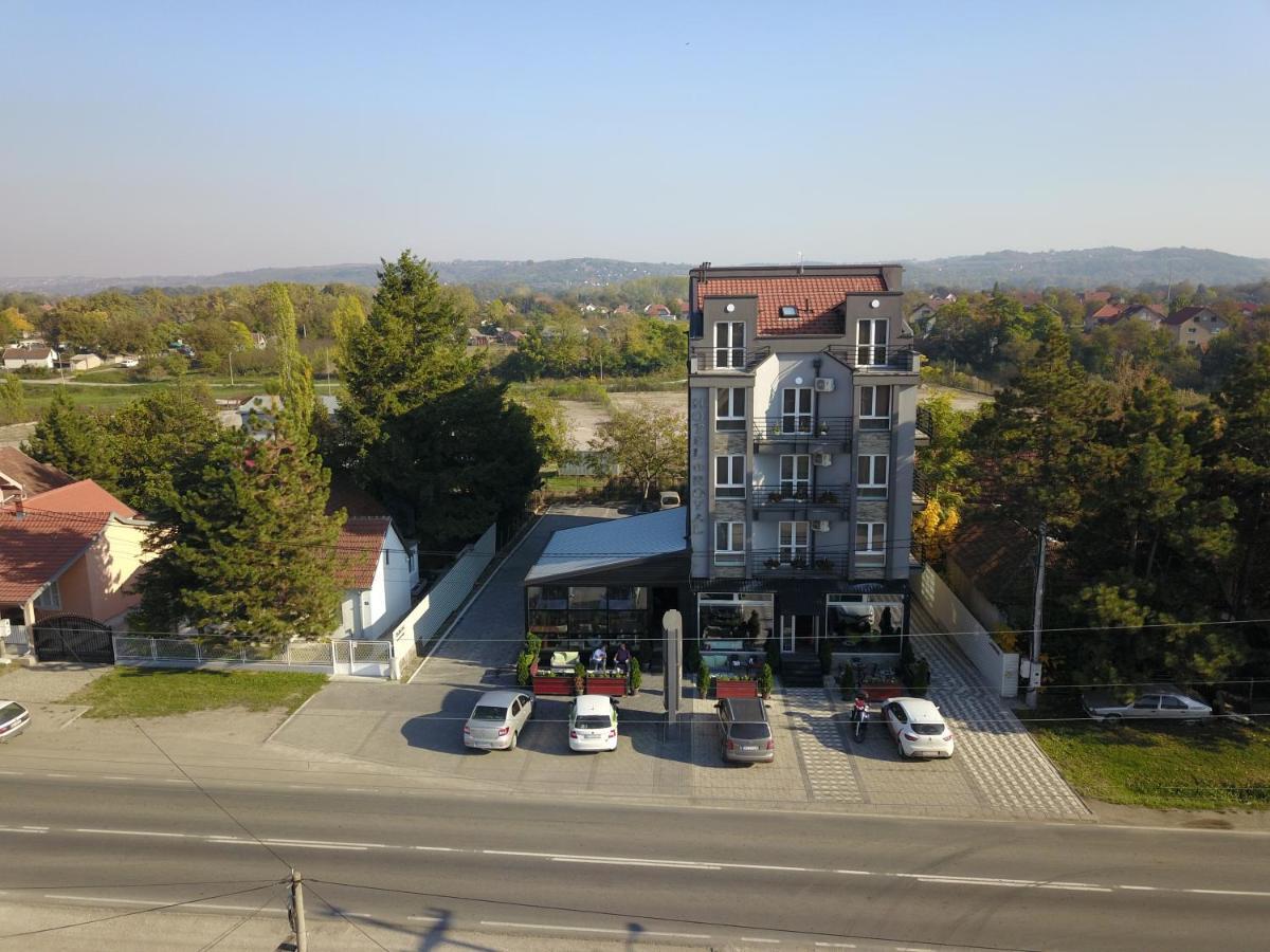 Hostel RoyalObrenovac  エクステリア 写真