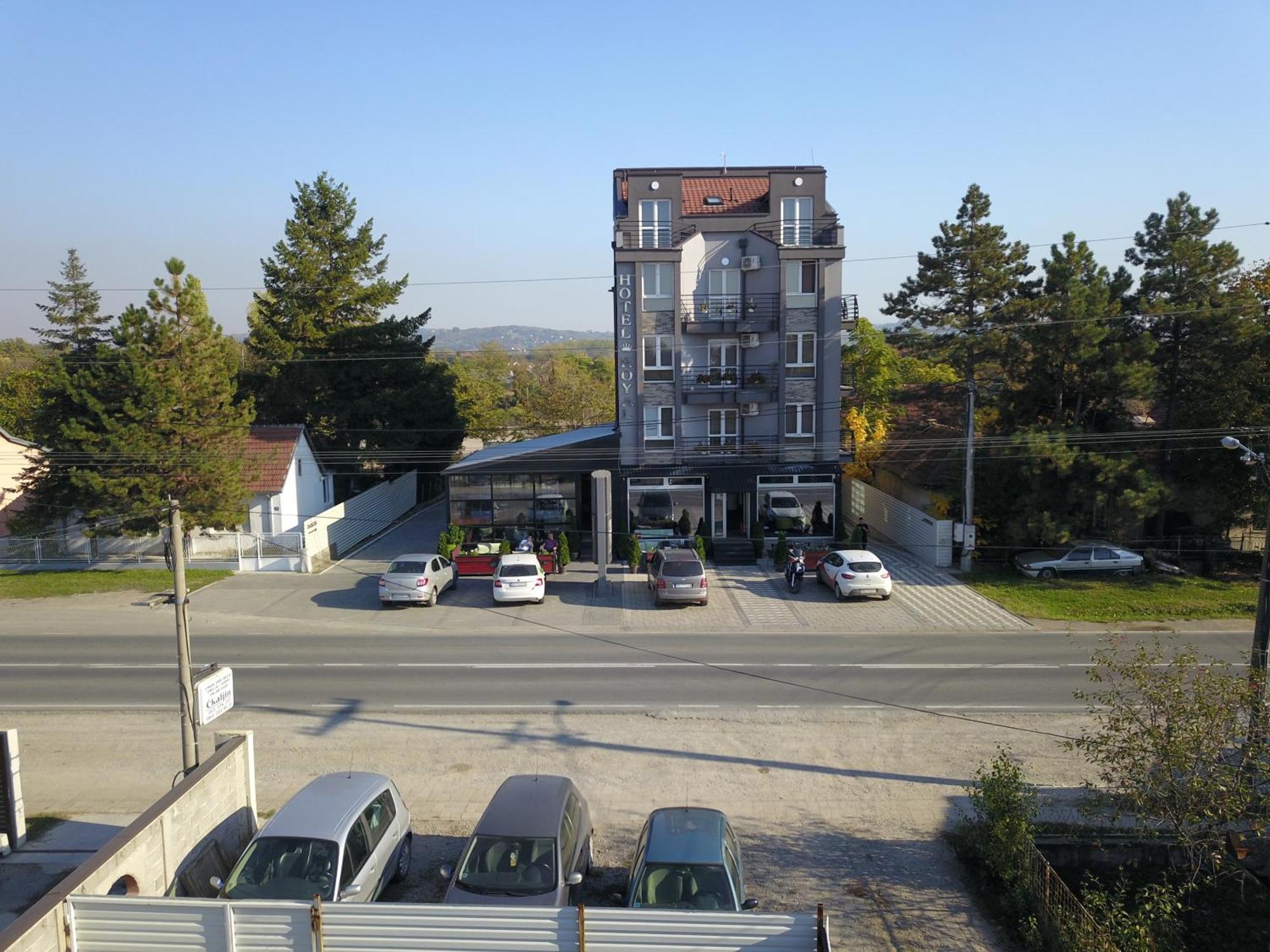 Hostel RoyalObrenovac  エクステリア 写真